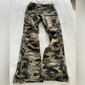 Oakley Women’s Softshell Snowpant camo size small